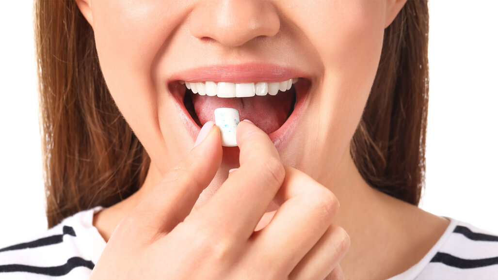 Kaugummikauen als Empfehlung in der täglichen Mundpflegeroutine