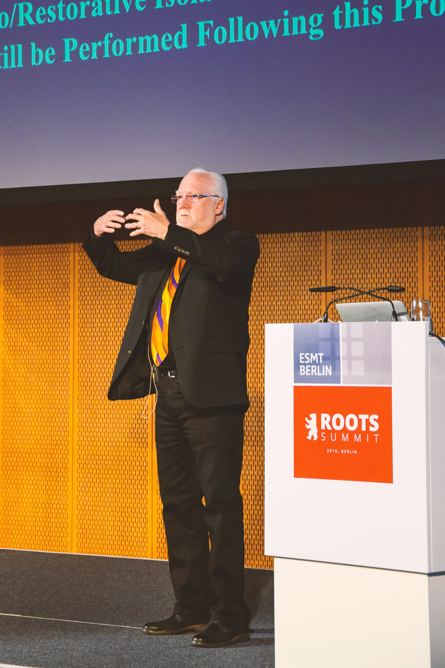 Dr John Munce presenting his lecture 