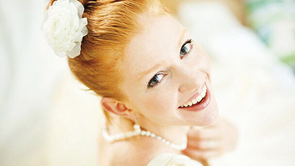 Vestito, scarpe, make-up e… denti bianchi, tra i must delle spose il wedding bleaching