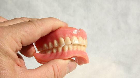 Η GlaxoSmithKline προειδοποιεί για τον ψευδάργυρο στις στερεωτικές κρέμες