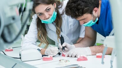 Gli studenti di odontoiatria non sono esenti  dal rischio di ferite da taglio e da punta