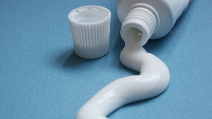 Efikasnost pasti za zube koje sadrže kalijum-hlorid ili kalijum-nitrat na osetljivost dentina