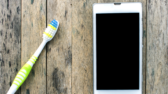 Umfrage ergibt: Lieber Zahnbürste teilen, als das Smartphone