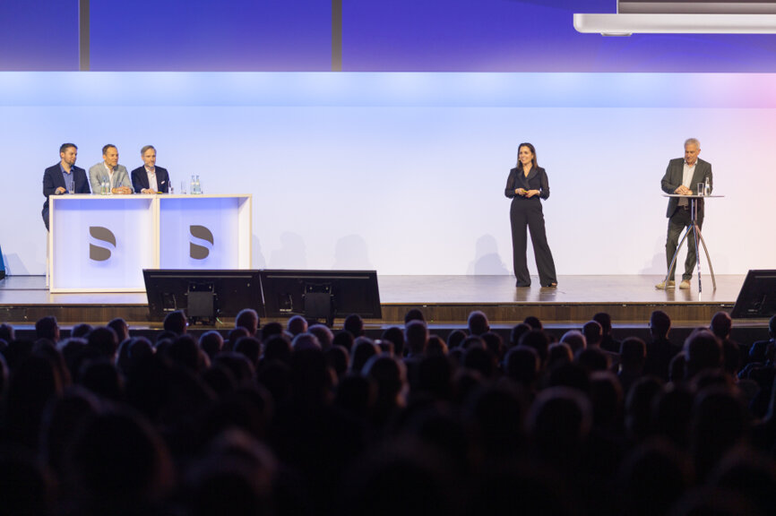Dr Verena Freier (second from right) led the plenary session, which focused on the topic of connected dentistry.