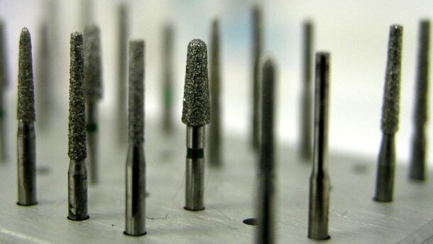 Grote partijen illegaal dentaal materiaal onderschept