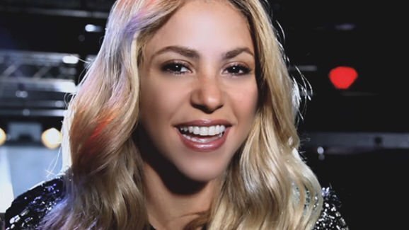 Shakira incoraggia i fan a condividere storie di sorriso