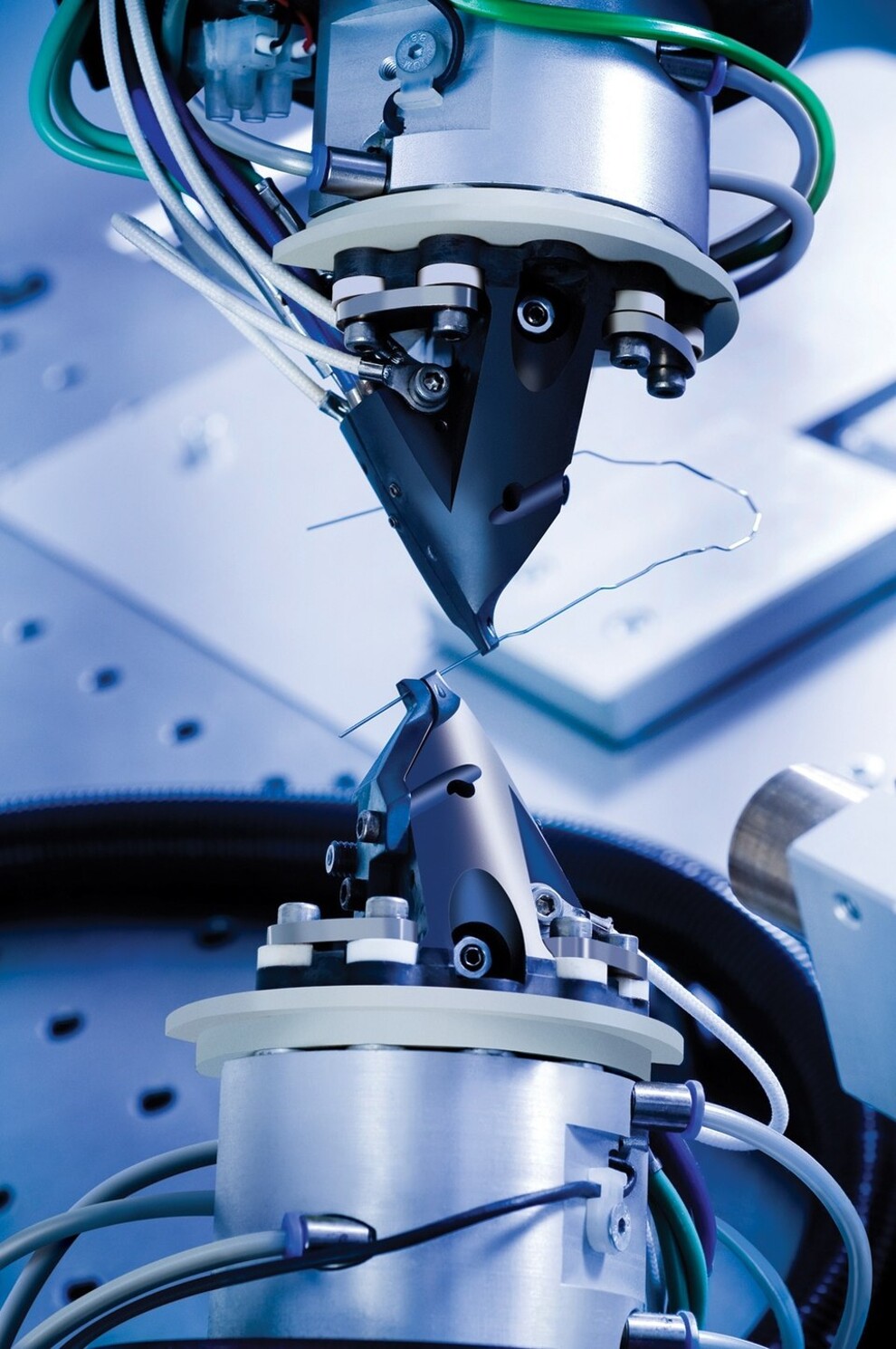 Die robotergestützt gebogenen Drähte sind mit den meisten Brackets kompatibel. 