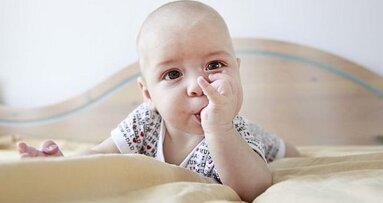 Duimzuigen vermindert mogelijk kans op allergieën