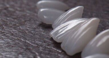 SKYN ontwerpt lach met ‘natuurlijke’ tanden