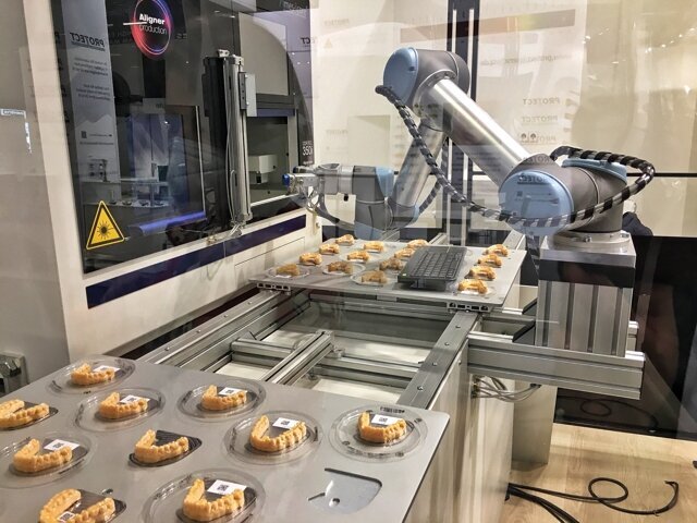 Robotická výroba neviditelných rovnátek u imes-icore. Robotická výroba neviditelných rovnátek u imes-icore.