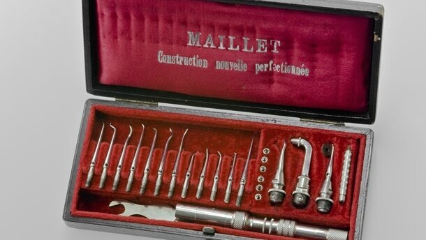 Ausstellung zu 300 Jahre Zahnheilkunde