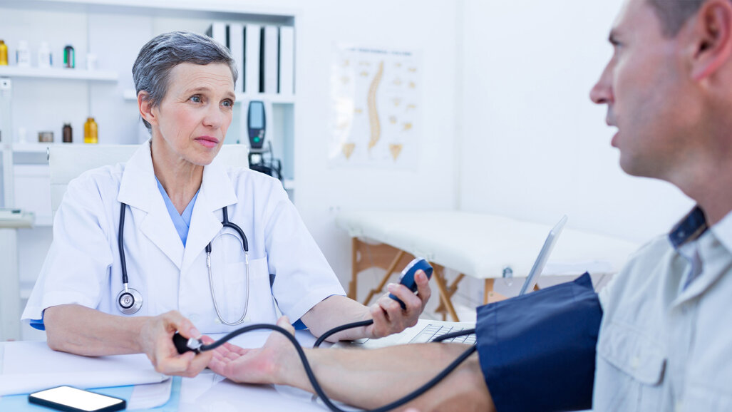 DAK-Monitor zeigt: Zufriedenheit mit dem Gesundheitssystem auf niedrigstem Stand seit 15 Jahren