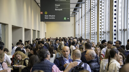 Attendees at the 4th EAS congress during one of the coffee breaks. (Image: Mauro Calvone)