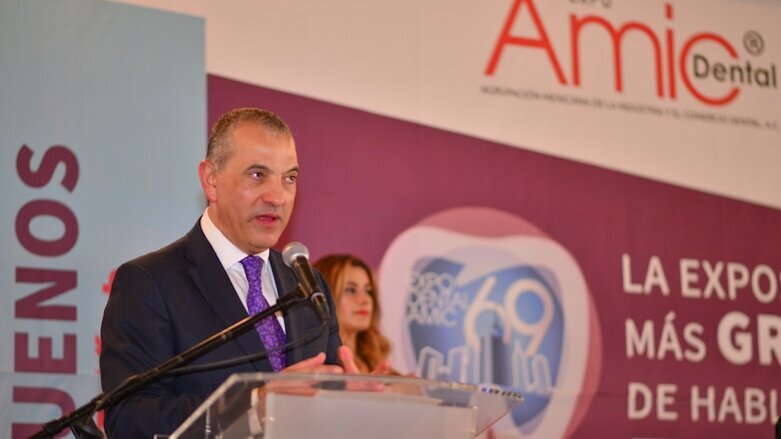 AMIC Dental y UNAM entregan miles de becas