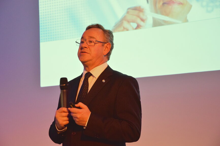 Prof. Mariano Sanz, the President of the Osteology Foundation, opened the event with a short introduction to the organisation. (Photograph: Franziska Beier, DTI) 
