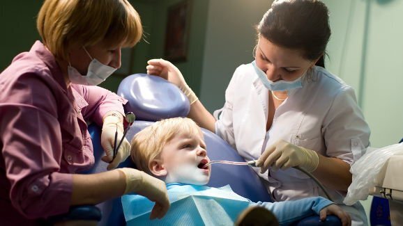 七分之一的儿童首次看牙医都是出于紧急原因