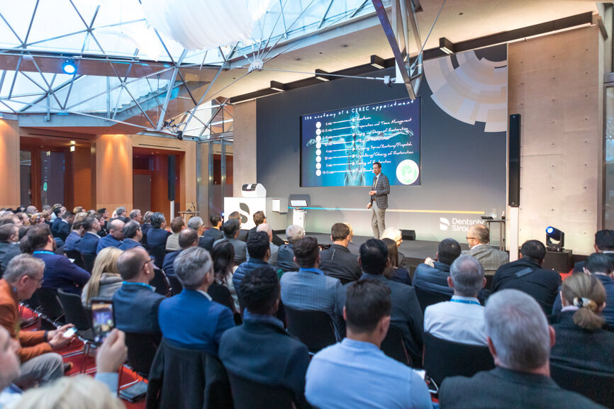 One of Dentsply Sirona's top KOLs, Dr. Mike Skramstad (USA), explained the advantages of the new unit. (Image: Dentsply Sirona)