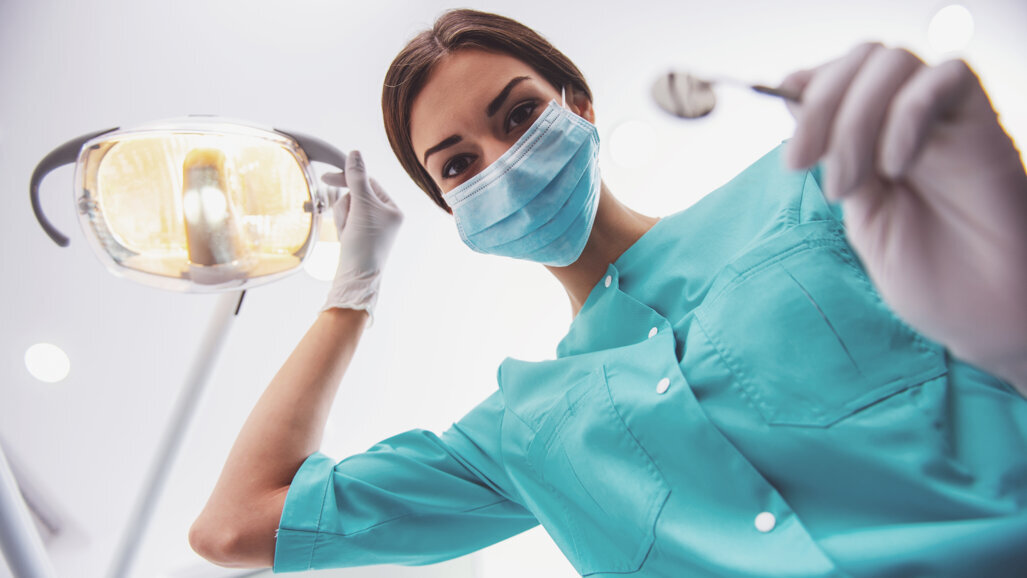 La profession de chirurgien-dentiste se féminise et se rajeunit