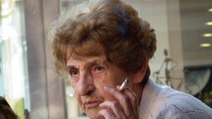 Kobiety po menopauzie częściej tracą zęby, jeśli palą papierosy
