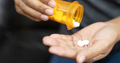 Für Menschen mit Schluckstörungen ist es meist sicherer, Tabletten unzerkleinert einzunehmen