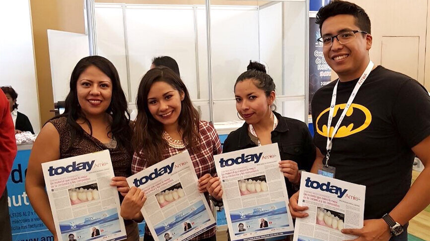 Un grupo de estudiantes con la edición de AMIC Today.