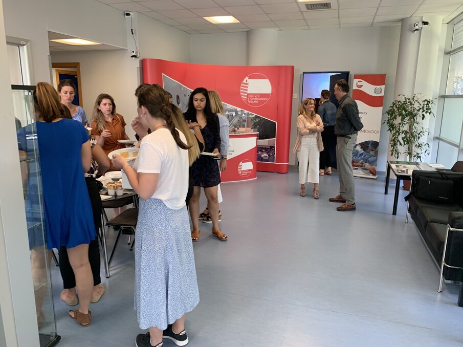 La visita della delegazione della School of Health Sciences presso l'Istituto Stomatologico Toscano (© Fondazione Istituto Stomatologico Toscano).