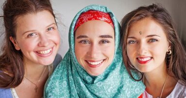 O sorriso não é interpretado de modo positivo em todas as culturas