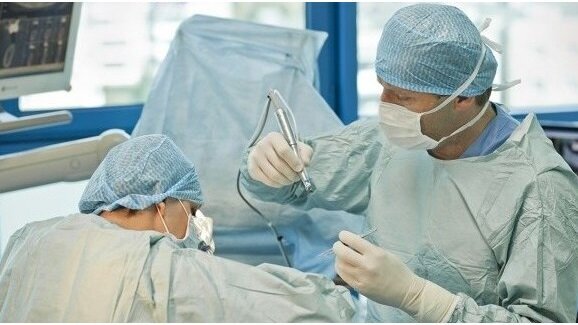 Liderzy implantologii edukują Polaków