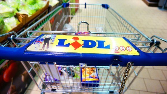 Двама мъже, обвинени в отравяне на пасти за зъби, са изправени пред съда