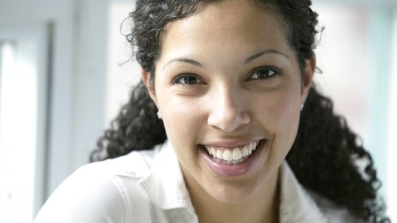Tapered-ovoid incisor shape is most attractive in women