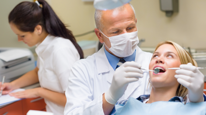 Zahnärzte arbeiten lieber in kleinen Teams zusammen Zahnärzte arbeiten lieber in kleinen Teams zusammen