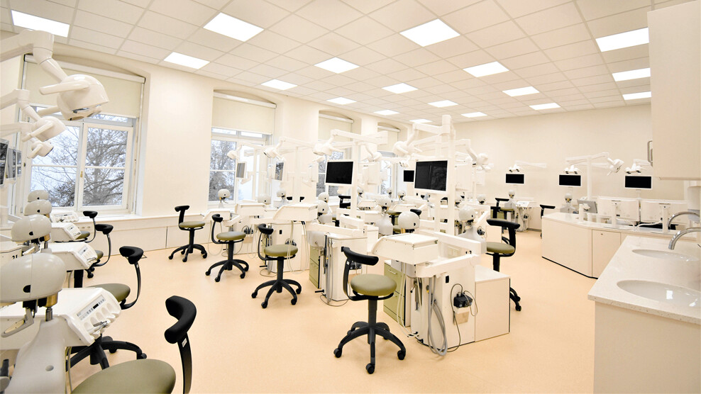 The state-of-the-art phantom hall at Danube Private University features a total of 74 fully equipped phantom laboratory units, providing an advanced training environment for hands-on dental education.