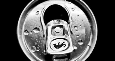 Od początku 2024 r. sprzedaż energetyków tylko dla osób pełnoletnich