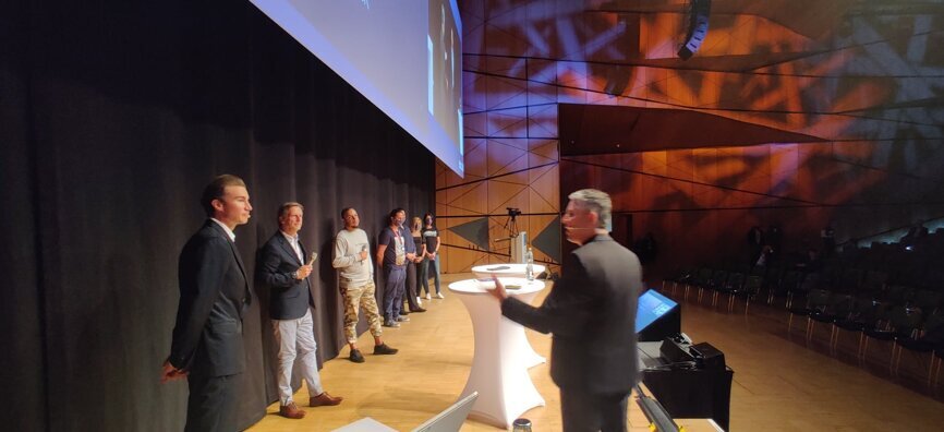 Moderator Novica Savic (right) welcomed Dr Michael Berthold (left), Uli Hauschild, patient Patrick from the live surgery on Monday and the dental team on stage to celebrate the treatment success. (Image: exocad)