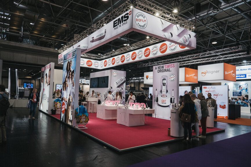 Visitors to EuroPerio11 had the opportunity to learn more about the new device at the EMS booth. (Image: Dental Tribune Imternational)