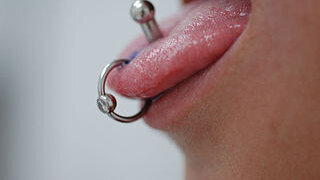 Piercanje jezika povezano s razmakom između zubi