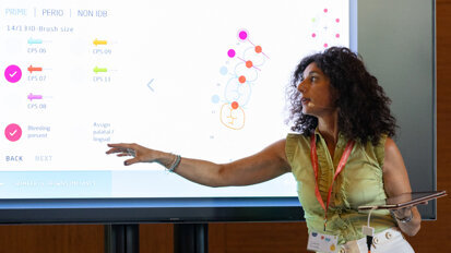 Italian dental hygienist Sabina Floridia explaining the ins and outs of the BOB-App, a handy tool for dental professionals to keep track of their patients’ oral health status. (Image: Curaden)