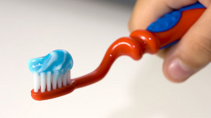 Смяната на четката за зъби след гърлобол може би е ненужна
