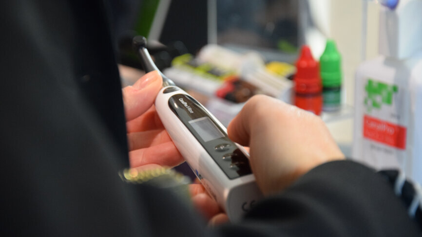 ROOTS SUMMIT attendee trying out the cordless endo motor CanalPro X-Move from COLTENE. 