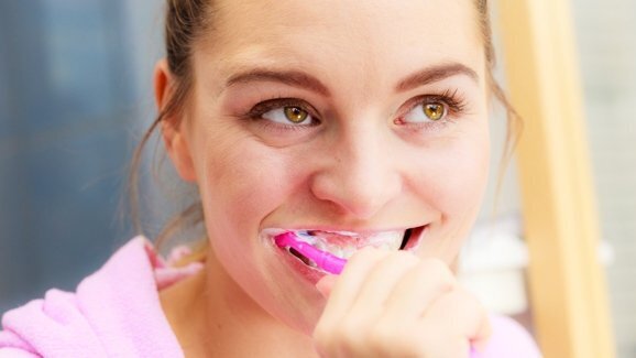 Pasta de dente que identifica placa pode reduzir o risco de doença cardíaca e derrame cerebral