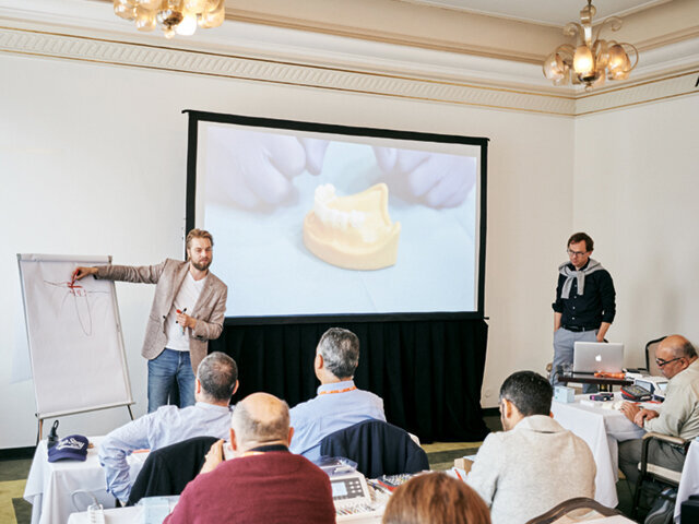 V sále 2 si lékaři zkusili pod vedením Dr. Pawła Głębowskiho a Dr. Michała Zmorzyńskiho práci se systémem Esset a titanovou mřížkou na stabilizaci augmentátu OssBuilder