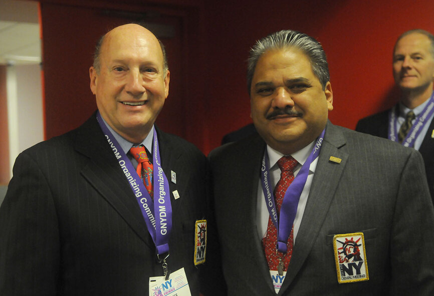 El Presidente electo del Greater New York Dental Meeting, Dr. James Doundoulakis (izquierda) con el Presidente en funciones, Dr. Lauro Medrano. (Foto: José Antonio Rosario para Dental Tribune)