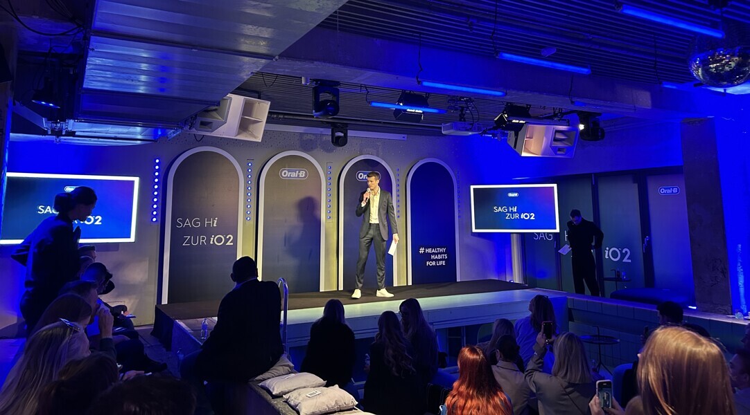 L’événement était animé par le podcaster Sebastian E. Merget. (Image : Dental Tribune International)