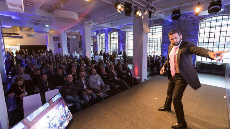 Dr Sameer Puri, CAD/CAM specialist and owner of the website www.cerecdoctors.com, moderated the event. (Photograpah: Dentsply Sirona)