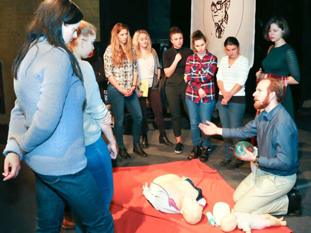 MUDr. Král – Alergická reakce v ordinaci DH, následovaná interaktivním workshopem v kardiopulmonální resuscitaci, kde si posluchači mohli vyzkoušet na figuríně správné záchranné postupy.