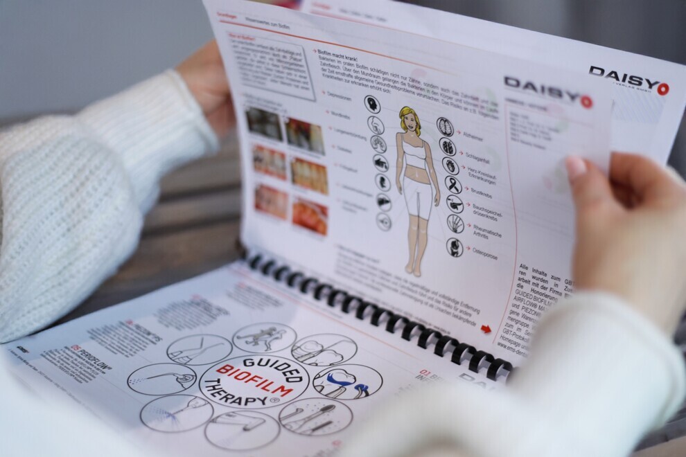 Die DAISY-Seminarmappe fasst alle relevanten Inhalte zusammen – eine ideale Gedächtnisstütze für den Praxisalltag mit Guided Biofilm Therapy. 