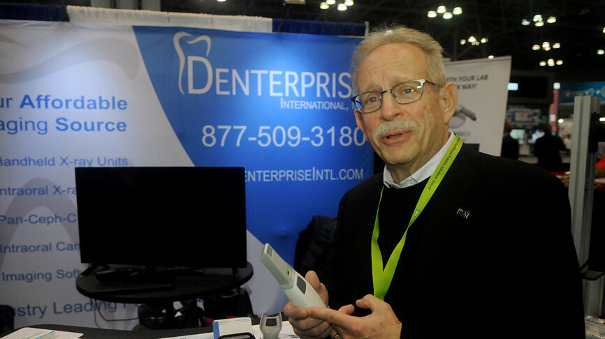 El Dr. Scott Ganz, reconocido experto internacional en CAD/CAM, nos explicó las ventajas del nuevo escáner intraoral 3DS de Runyes en el stand de Denterprise International. (Foto: José Antonio Rosario para Dental Tribune)