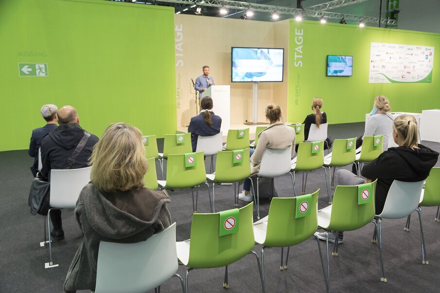 Des chaises vides ou des grandes tables devraient garantir la distance obligatoire durant les présentations et les conférences de presse. (Photo : IDS Cologne)