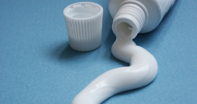 Efikasnost pasti za zube koje sadrže kalijum-hlorid ili kalijum-nitrat na osetljivost dentina