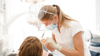 Bicarbonato, glicina, eritritolo… come scegliere la giusta polvere per la profilassi professionale?